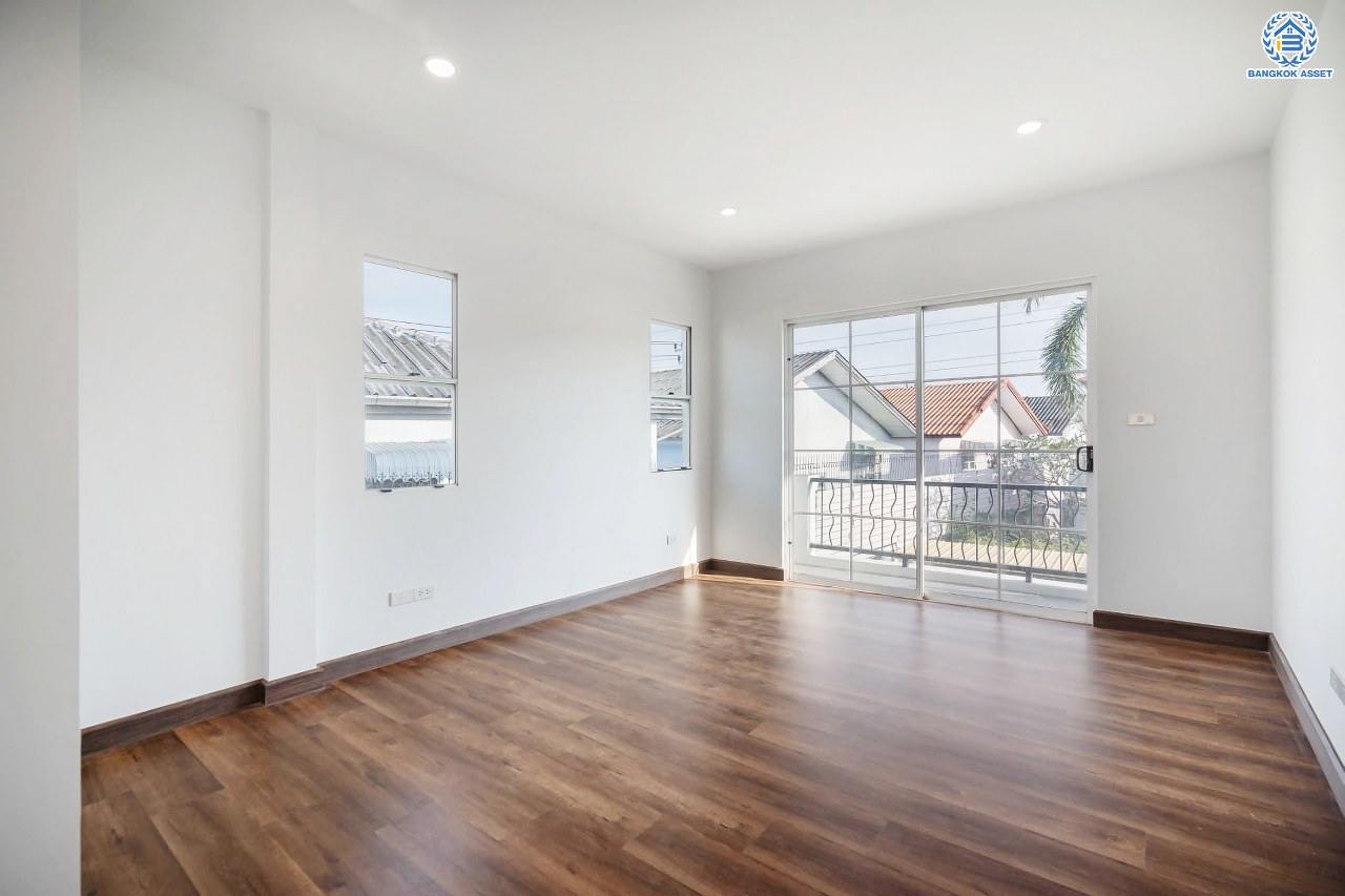 บ้านมือสองตกแต่งใหม่ แบรนด์ LH โครงการ มัณฑนา เพชรเกษม81 หลังมุม กว้างขวาง พร้อมรองรับทุกความสุข บนเนื้อที่ 69.3 ตร.ว. พื้นที่ใช้สอยกว่า 182.5 ตร.ม. พร้อมฟังก์ชัน 3 ห้องนอน 3 ห้องน้ำ จอดรถได้ 1 คัน บนทำเลเชื่อมต่อสู่ ถ.เพชรเกษม, ถ.พุทธมณฑลสาย4 ใกล้เดอะมอลล์ บางแค และม.มหิดล